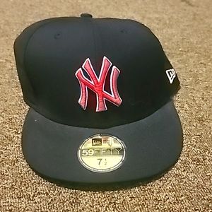Black fitted Yankee hat